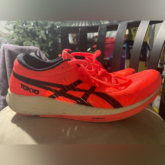 Worn less then a hand full of times. Size MENS 9.5. - Picture 2 of 7